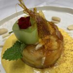Immagine in primo piano di un tortino di mele con le mandorle proposto dal ristorante Locanda del Teatro di Montefalco.