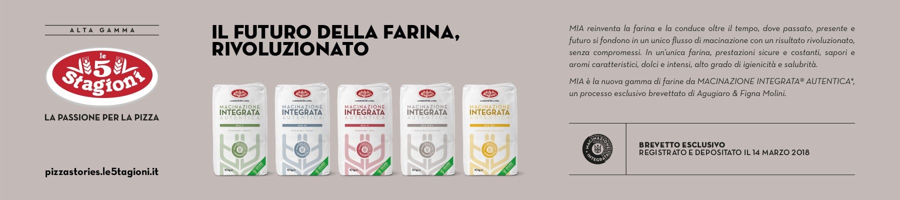 Il logo della linea di prodotto Le 5 stagioni sulla sinistra del banner pubblicitario. Al centro 5 pacchi di farine differenti, e in alto sopra di essi il claim "Il futuro della farina, rivoluzionato". A destra un testo descrive la nuova gamma di farine da Macinazione Integrata Autentica.