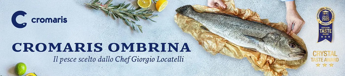 Banner pubblicitario dell'azienda Cromaris che raffigura sulla destra un pesce ombrina adagiato sulla carta da forno e vicino a rosmarino e limone. Nella parte sinistra, il logo dell'azienda insieme al claim "Cromaris ombrina, il pesce scelto dallo chef Giorgio Locatelli".
